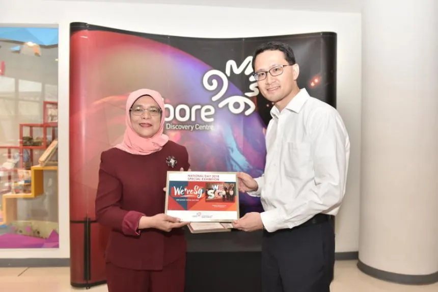 Presentation of a We're SG souvenir at the exhibition